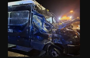 Furgone dei Carabinieri si ribalta: feriti dieci uomini