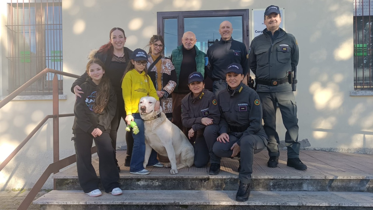 La Polizia Provinciale accoglie Tyson, la nuova mascotte