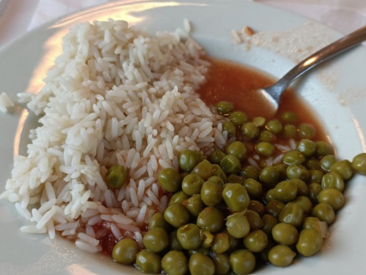 Un pezzo di osso nel piatto a scuola, genitori protestano per la mensa