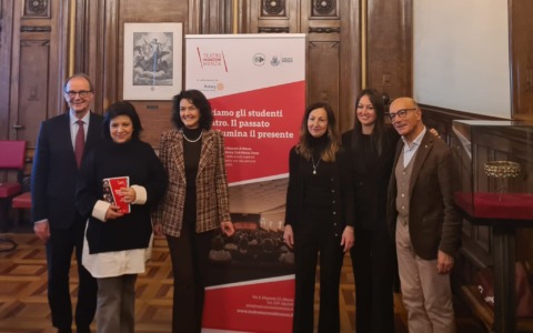 “Portiamo gli studenti a teatro. Il passato che illumina il presente”