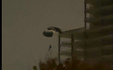 Lancio illegale con il paracadute dalla torre incompiuta