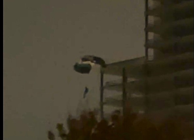 Lancio illegale con il paracadute dalla torre incompiuta