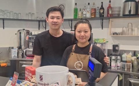 Cerca di strangolare il barista in stazione: arrestato