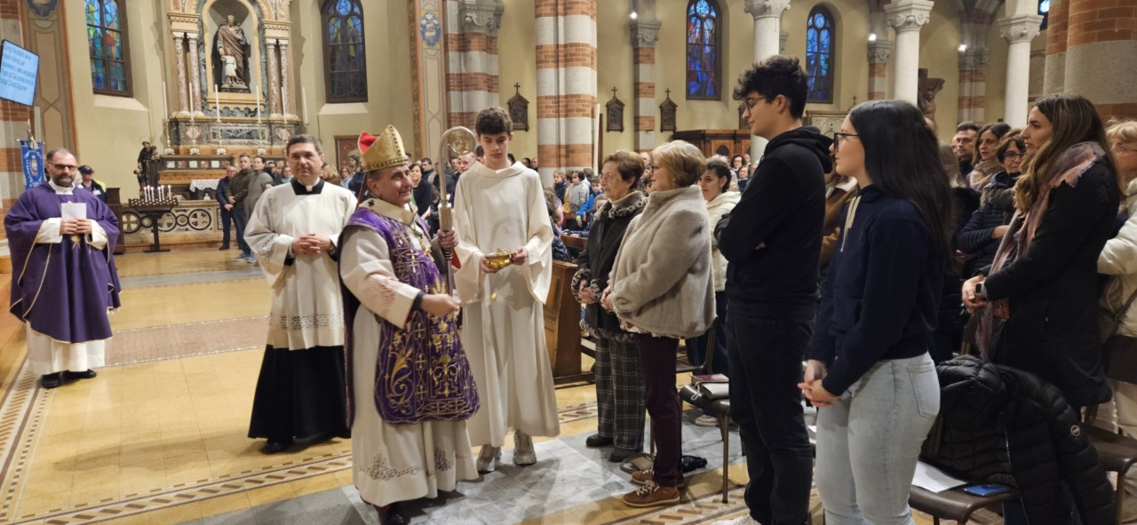 Il grande abbraccio della Comunità pastorale a monsignor Delpini