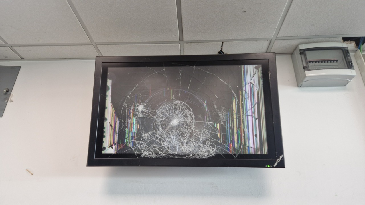 Viaggio in stazione tra rifiuti, sporcizia, monitor distrutti e bici rubate