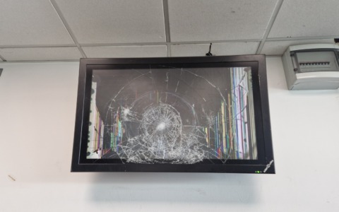 Viaggio in stazione tra rifiuti, sporcizia, monitor distrutti e bici rubate