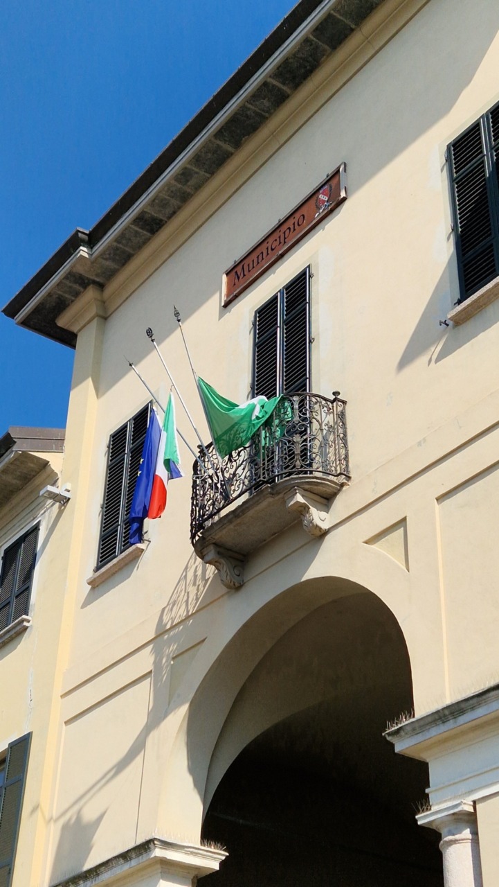 Sul Municipio di Concorezzo bandiere a mezz’asta per ricordare Bossi