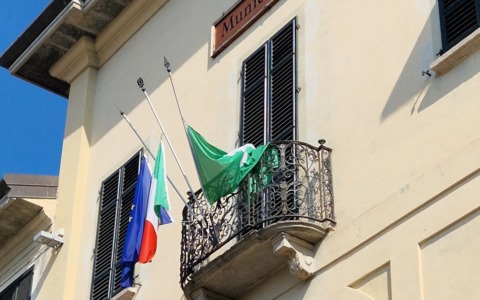Sul Municipio di Concorezzo bandiere a mezz’asta per ricordare Bossi