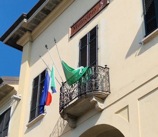 Sul Municipio di Concorezzo bandiere a mezz’asta per ricordare Bossi