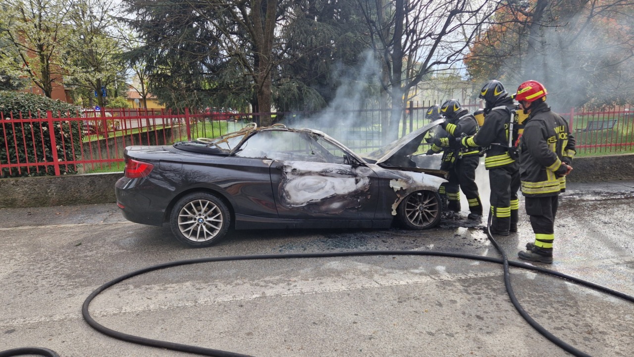 Bmw avvolta dalle fiamme, arrivano i Vigili del Fuoco