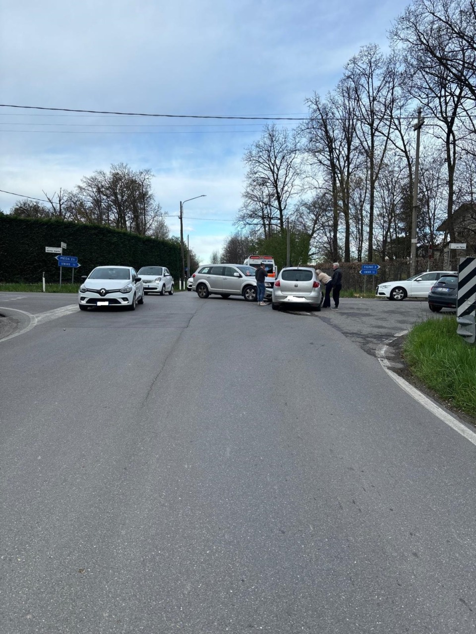 Ennesimo incidente alle Quattro strade: in ospedale mamma e bimbi