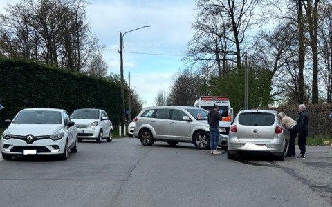 Ennesimo incidente alle Quattro strade: in ospedale mamma e bimbi