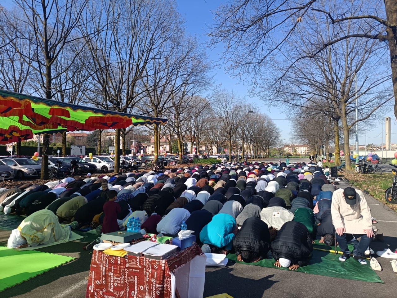 Monza, oltre 400 fedeli celebrano l’Eid al-Fitr nel parcheggio dell’U-Power Stadium