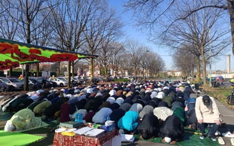 Monza, oltre 400 fedeli celebrano l’Eid al-Fitr nel parcheggio dell’U-Power Stadium