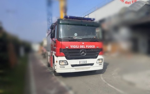 Incastrato in un macchinario: ferito un operaio