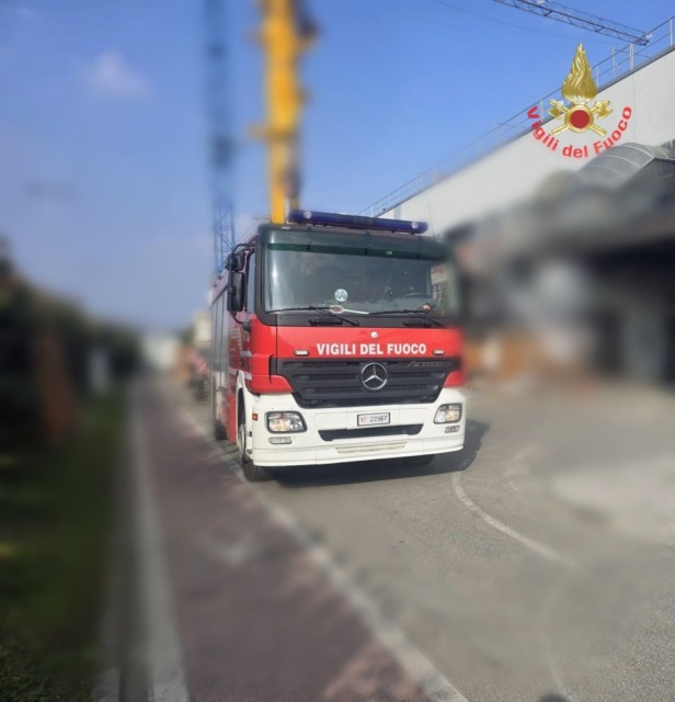 Incastrato in un macchinario: ferito un operaio