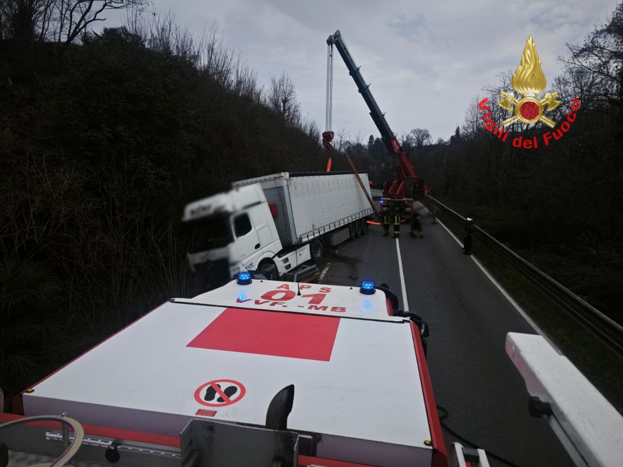 Mezzo pesante finisce fuori strada, intervengono i pompieri