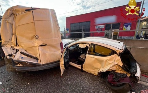Maxi tamponamento tra auto, furgone e Tir