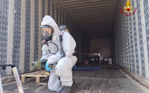 Accusa un malore per la fuoriuscita di una sostanza dal rimorchio