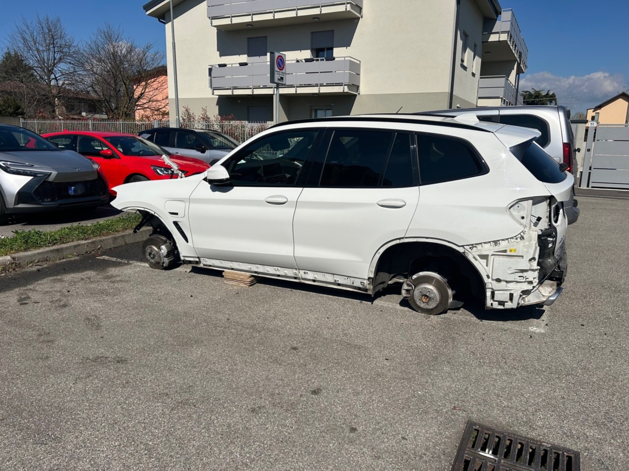 “Oscurano” la via tranciando i cavi, poi cannibalizzano un’auto