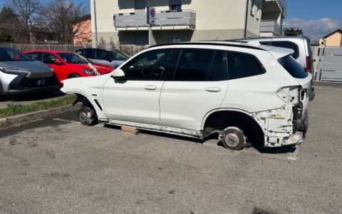 “Oscurano” la via tranciando i cavi, poi cannibalizzano un’auto