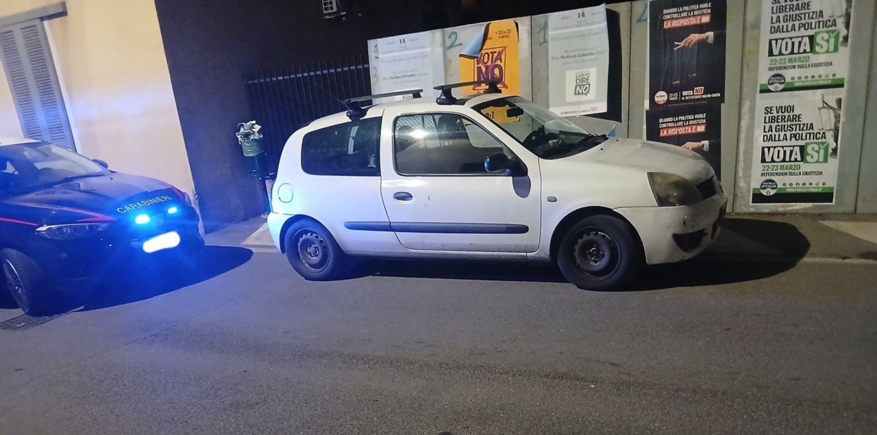 Aggredito e insultato mentre affiggeva gli ultimi manifesti sul referendum