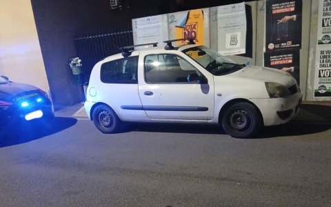 Aggredito e insultato mentre affiggeva gli ultimi manifesti sul referendum