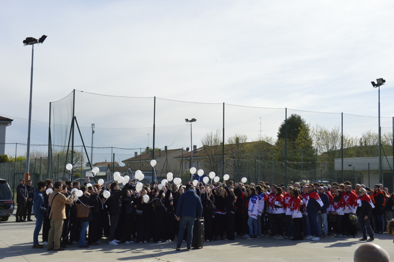 Chiesa e sagrato gremiti per l’ultimo saluto alla 18enne Emma