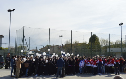 Chiesa e sagrato gremiti per l’ultimo saluto alla 18enne Emma