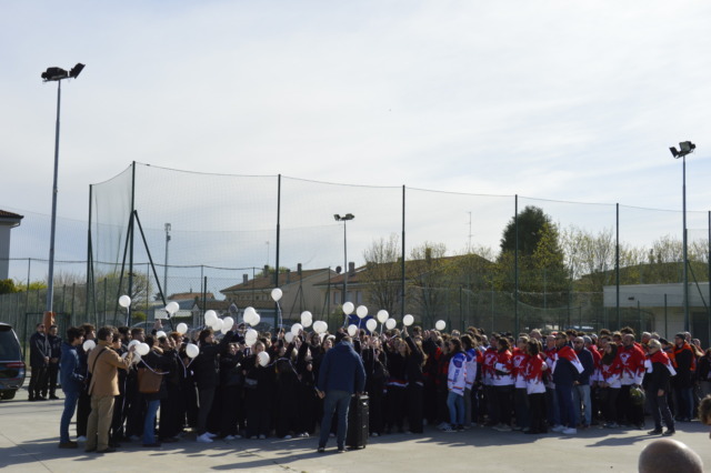 Chiesa e sagrato gremiti per l’ultimo saluto alla 18enne Emma