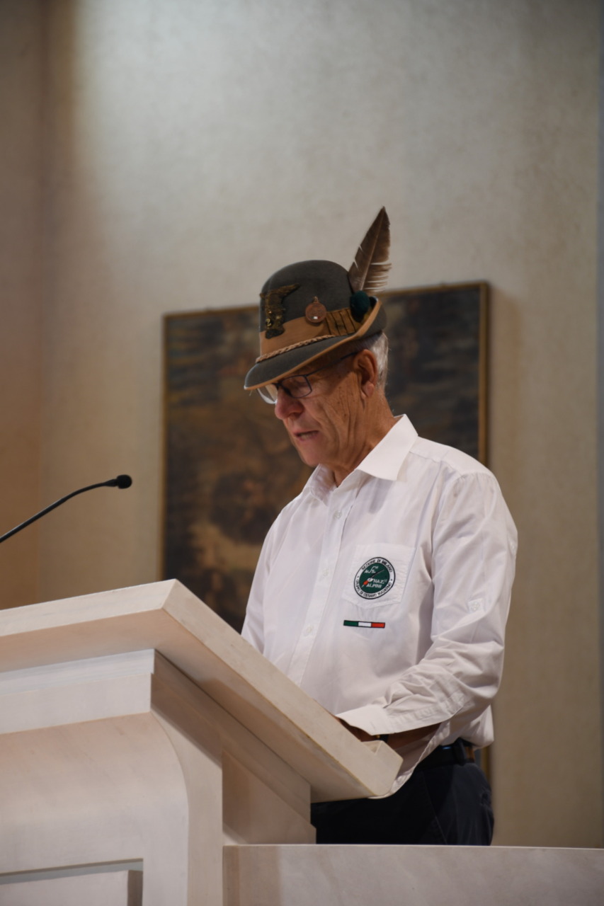 Commosso saluto al capogruppo onorario degli Alpini