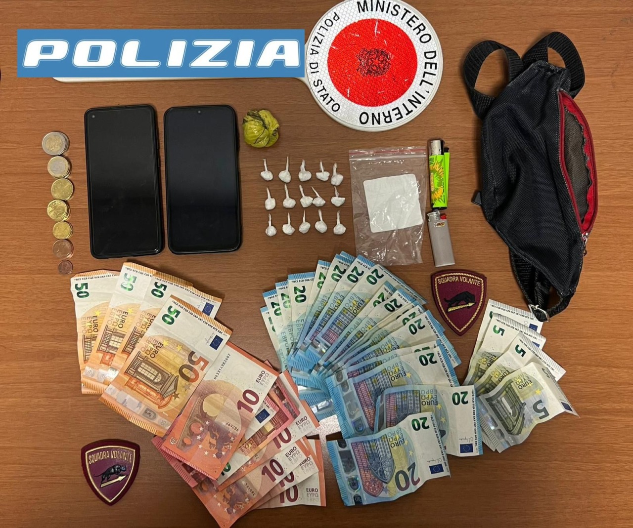 Spacciatore arrestato dopo inseguimento in bici: calci agli agenti e cocaina in tasca
