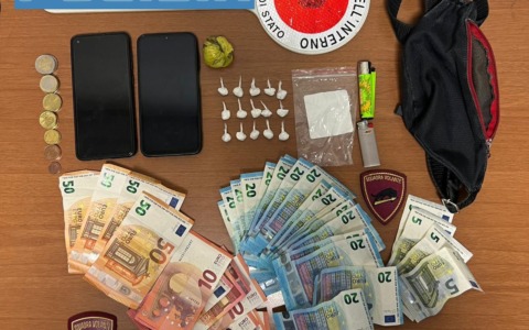 Spacciatore arrestato dopo inseguimento in bici: calci agli agenti e cocaina in tasca