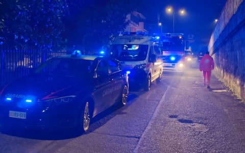 Spruzza spray al peperoncino in un condominio: quattro in ospedale, scatta il Tso