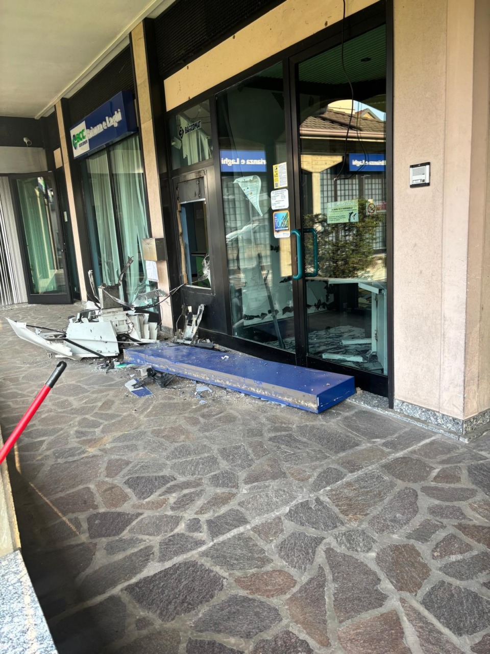 Boato nella notte, ladri fanno esplodere il bancomat