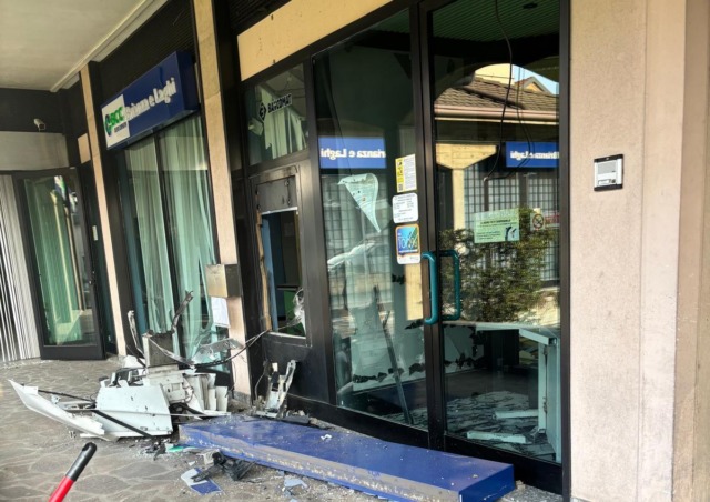 Boato nella notte, ladri fanno esplodere il bancomat