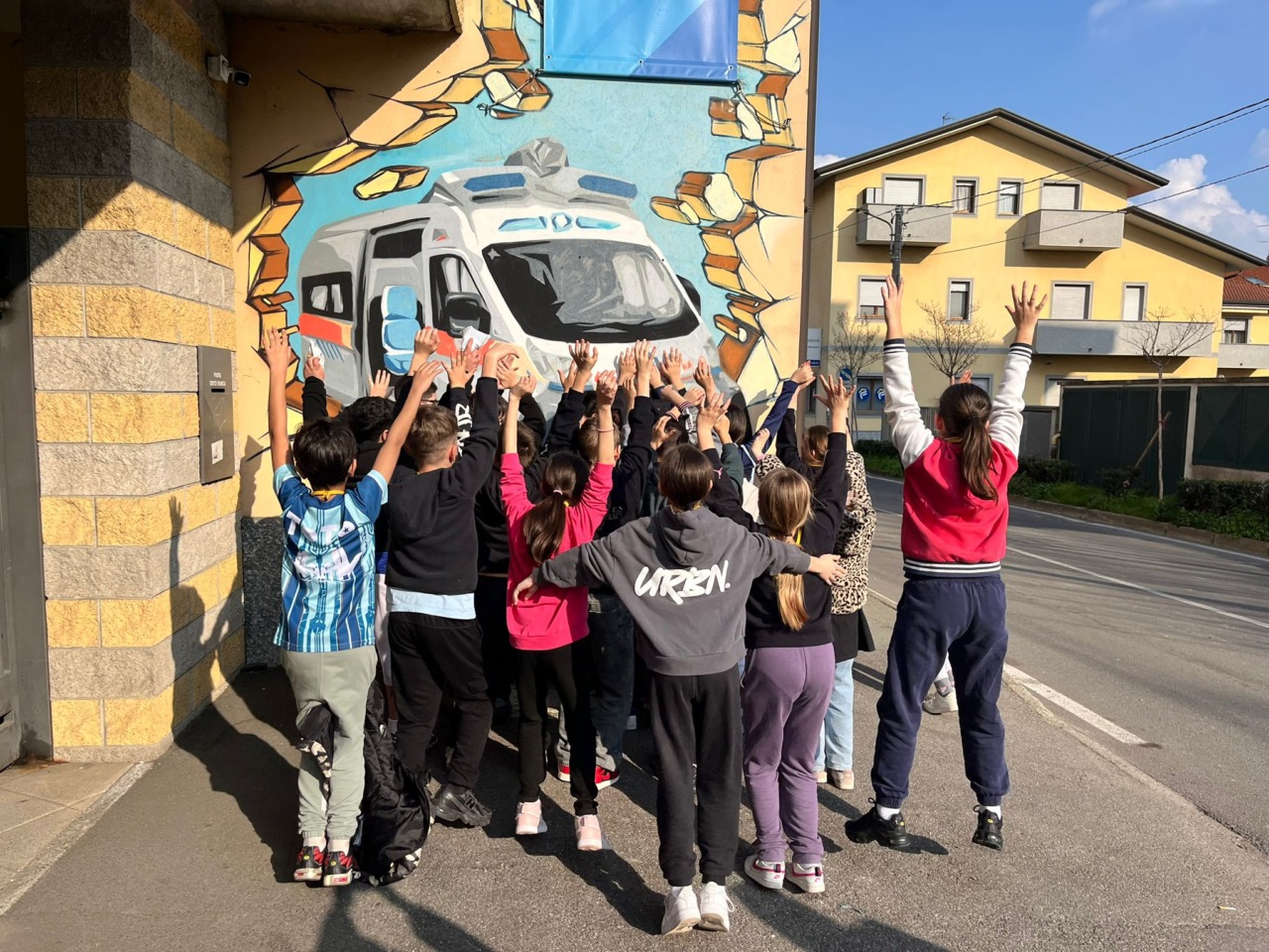 Alunni a lezione di educazione civica e solidarietà dalla Croce Bianca