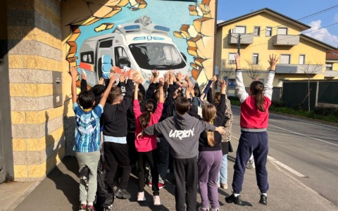 Alunni a lezione di educazione civica e solidarietà dalla Croce Bianca