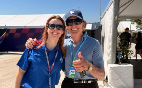 La “regista” del mondo dei motori che sfida il paddock e sogna il microfono della F1