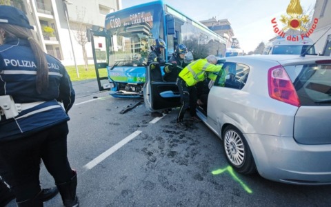 Scontro tra autobus e auto a Lissone: due feriti gravi, interviene anche l’elisoccorso