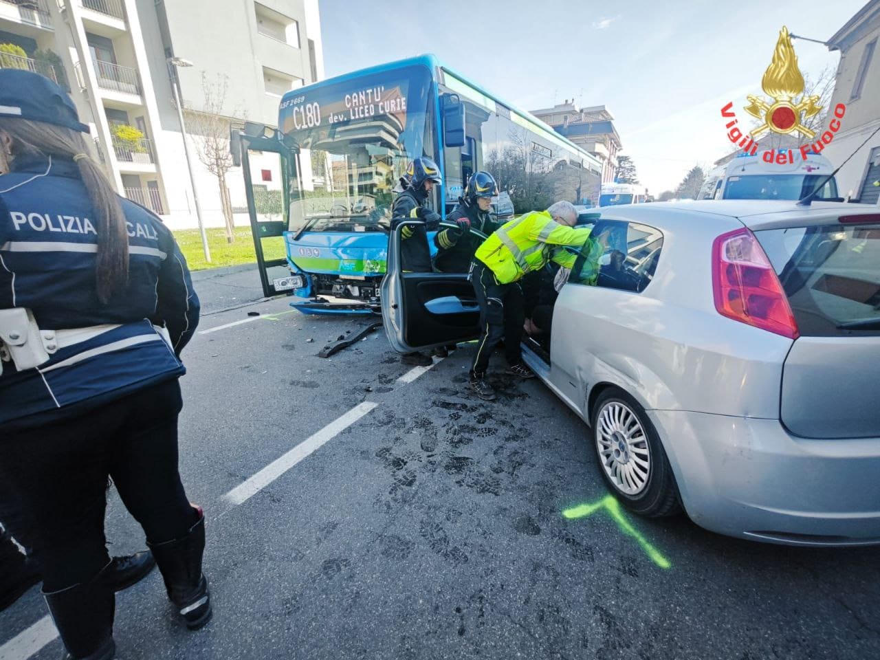 Scontro tra autobus e auto a Lissone: due feriti gravi, interviene anche l’elisoccorso