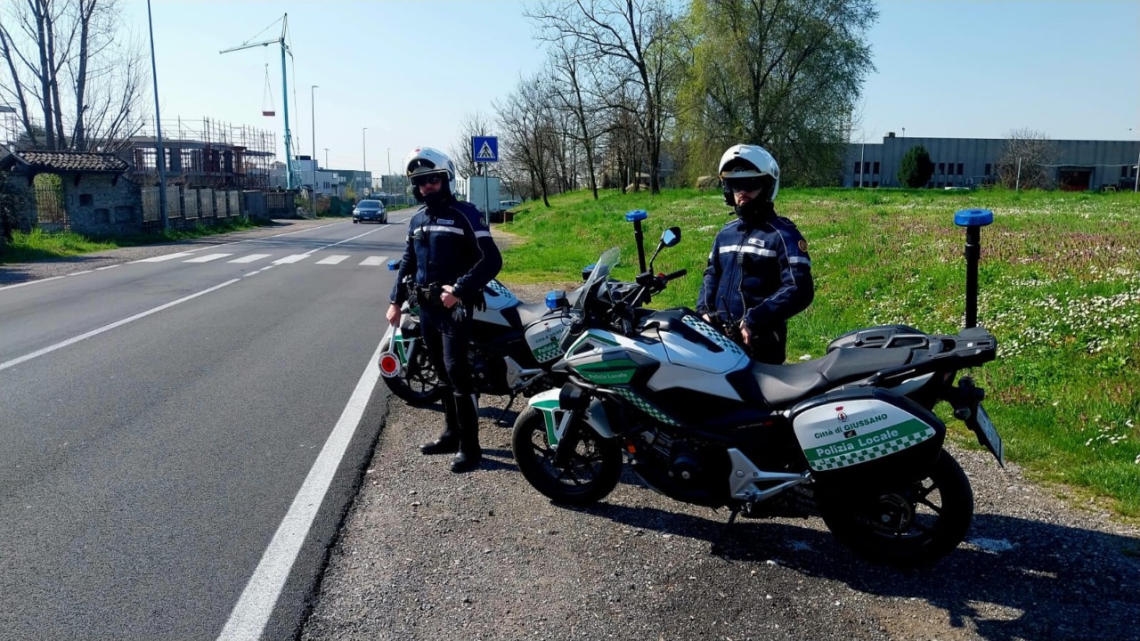 Beccata alla guida con il cellulare, senza patente e assicurazione