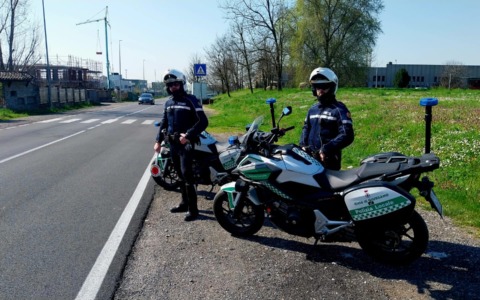 Beccata alla guida con il cellulare, senza patente e assicurazione