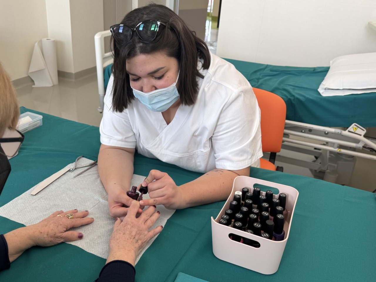 “Mani in cura”: il regalo nell’attesa della chemioterapia