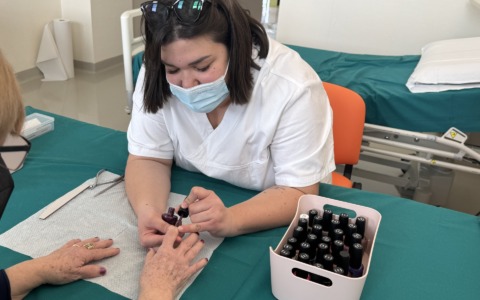 “Mani in cura”: il regalo nell’attesa della chemioterapia