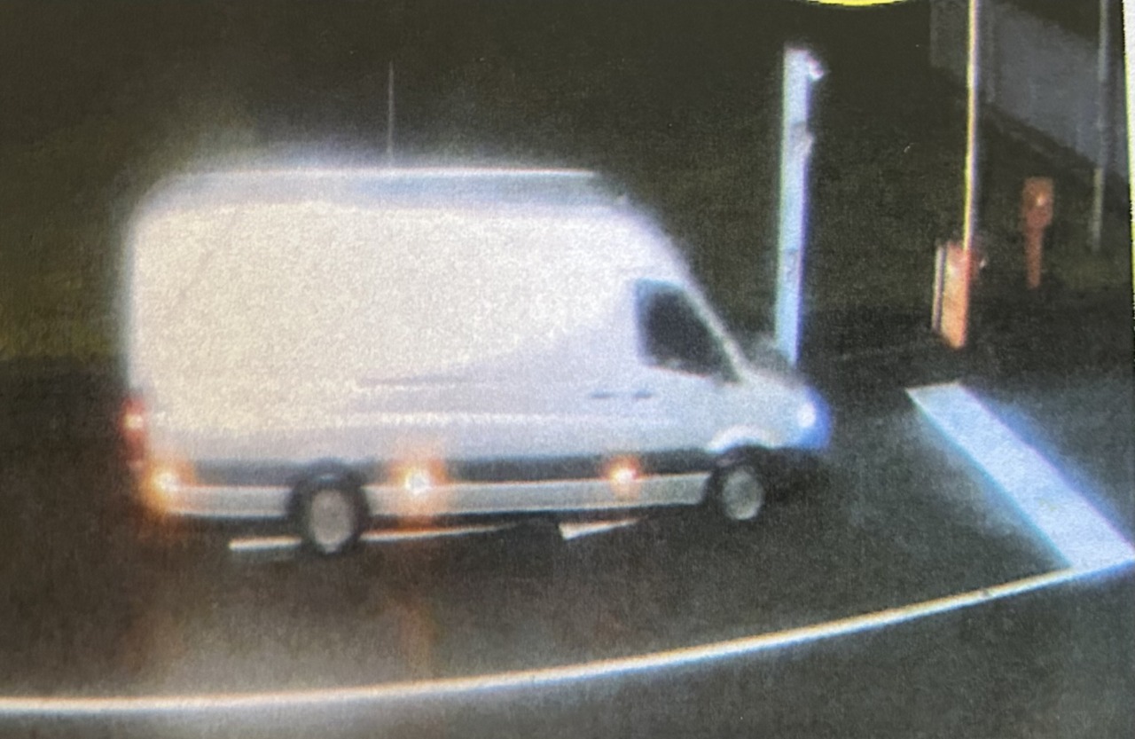 Centra con il furgone un motociclista, poi scappa: pirata inchiodato dalla Polizia locale