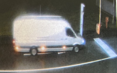 Centra con il furgone un motociclista, poi scappa: pirata inchiodato dalla Polizia locale