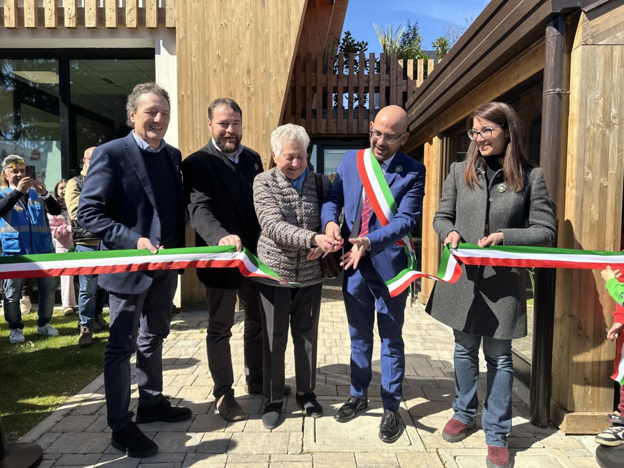Taglio del nastro per la nuova biblioteca
