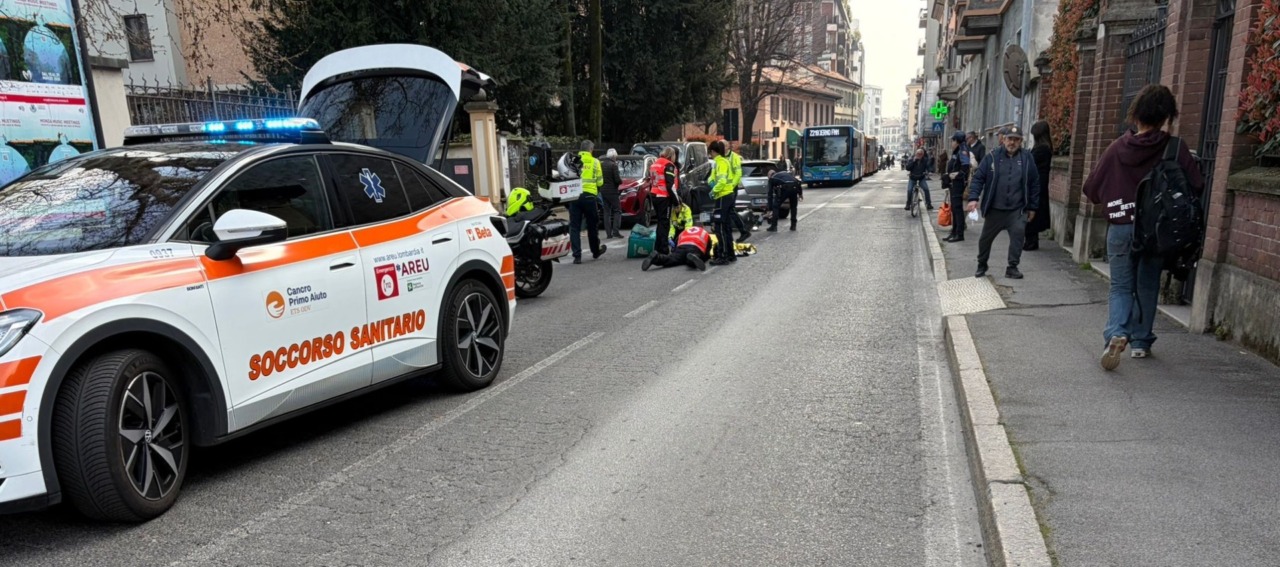 Esce dal passo carraio, travolge una motociclista