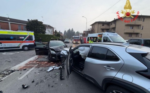 Frontale tra due auto, tre feriti